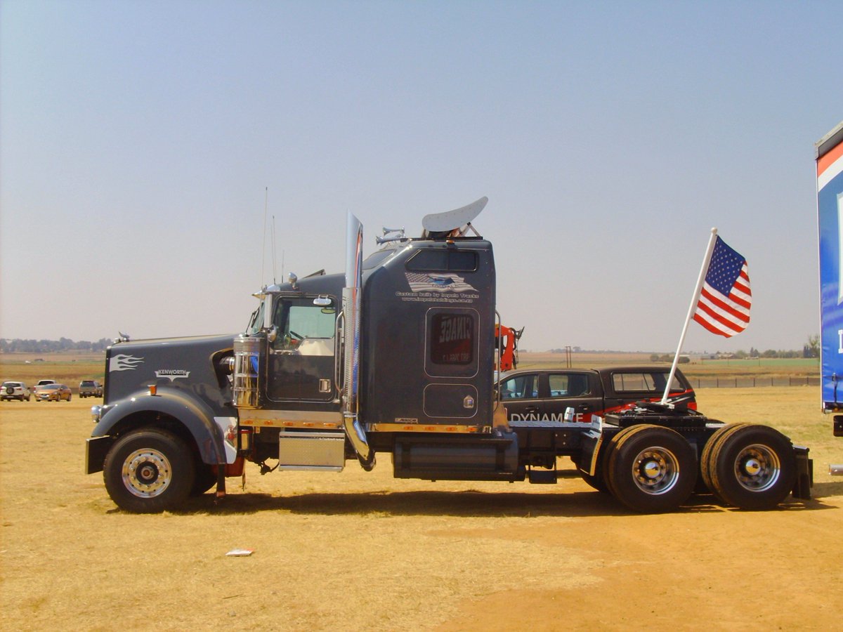 roadtransportza's tweet photo. 2/50 Awesome customised @KenworthTruckCo seen at 2017 @InterbiltTrucks Festival in #Bapsfontein https://t.co/4JIqiNG1bw