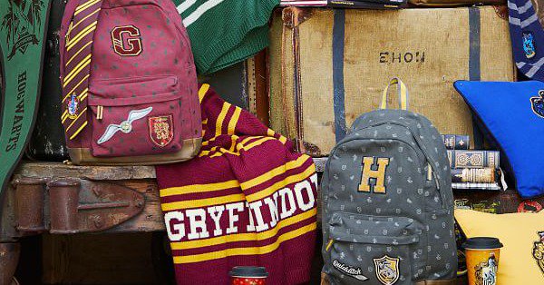enews's tweet photo. Prepare your wallets: You can now have the Harry Potter themed dorm room you've always wanted: https://t.co/EIBm5P4zrZ https://t.co/jSAdpncmlC