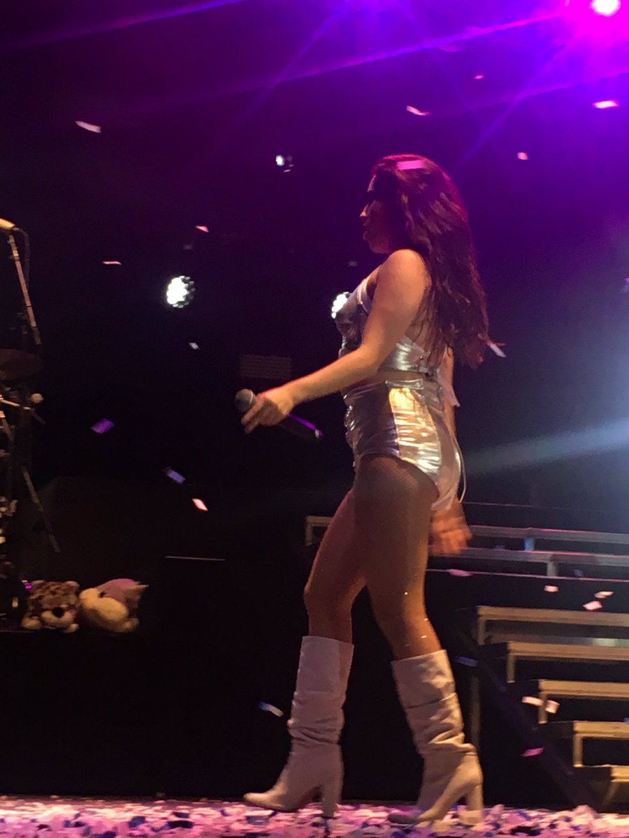 dopebecca's tweet photo. LAUREN WAS GOING THE OTHER WAY TO SEE HER FAMILY AND FRIENDS AND DINAH TOLD HER SHES GOING THE WRONG WAY SO SHE RAN AROSS THE STAGE 😭😭 https://t.co/usSx53TolA