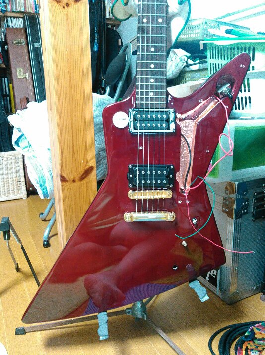 Satoshi Ishii 古いギタースタンドをエクスプローラー用に100均グッズを使って設えました 同じピックアップを軽いマホガニー ボディのvに乗せても全く別の音になるのでこのデカくて重いボディには意味があります エクスプローラー T Co