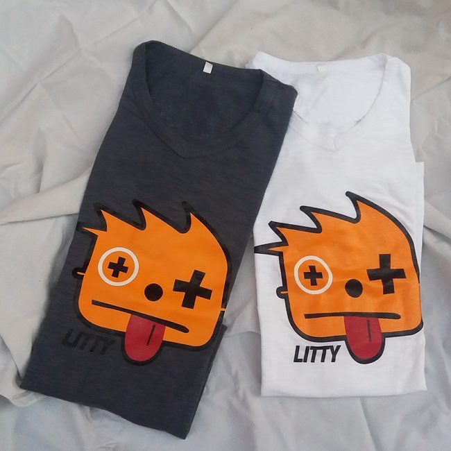 So_Sididi's tweet image. #LittyAF V Neck tees, R200 a pop halla @KamoKaofela 👊