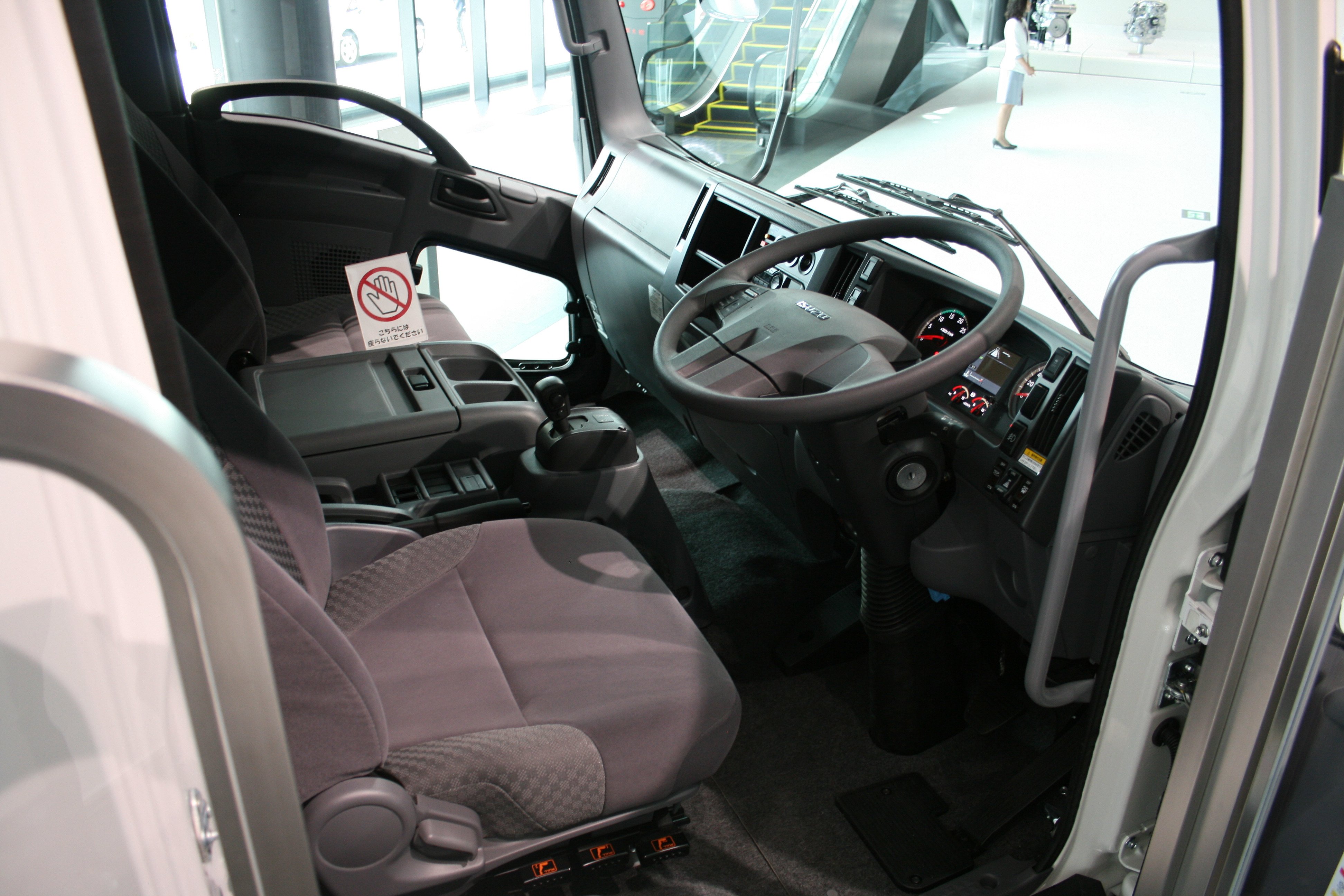 Twitter 上的 こうつう 大型 中型車は運転席に座れるようになっていました 1枚目 フォワード運転席 2枚目 Skw 自衛隊版フォワード Atsでおなじみのアレ 3枚目 トラックの製造工程を体験しながら学べる展示コーナーもあります T Co Ox0anefbjz Twitter