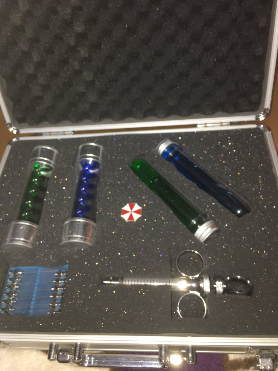 ブラックバズカ バイオサバゲー主催 明日はアンブレラコア仕様でのいつもので行かせてもらいます グロックとか注射器等の小道具も出来ました 後はなんとか目を光らせると思います 笑 よろしくお願い致しますっ 後はクリス ベクターの初デビュー ٩