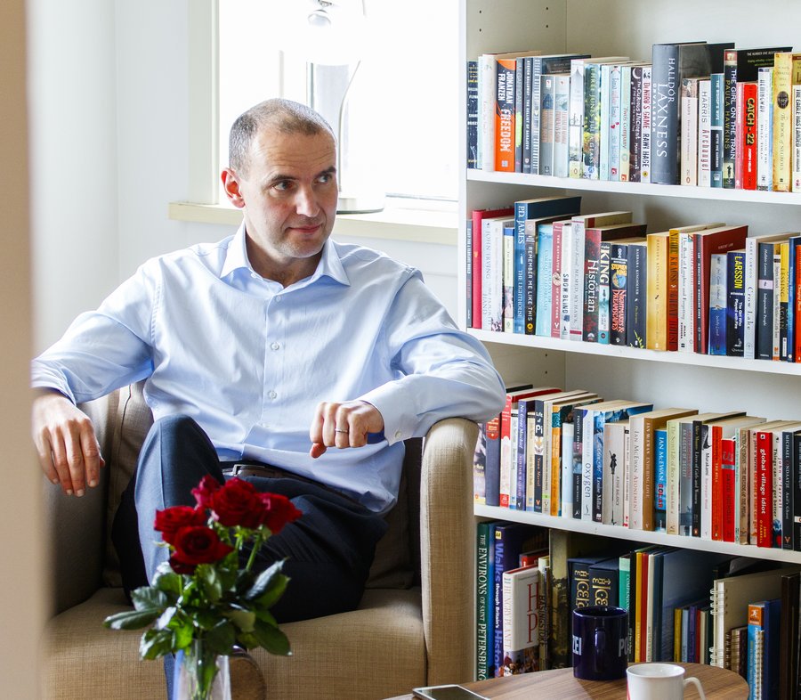 -Segðu mér Bjarni, og vertu hreinskilinn, hvort fílarðu betur, Seinfeld eða Friends? 
-ehm, Fri...
-Eins og ég hélt. Takk fyrir, vertu sæll.