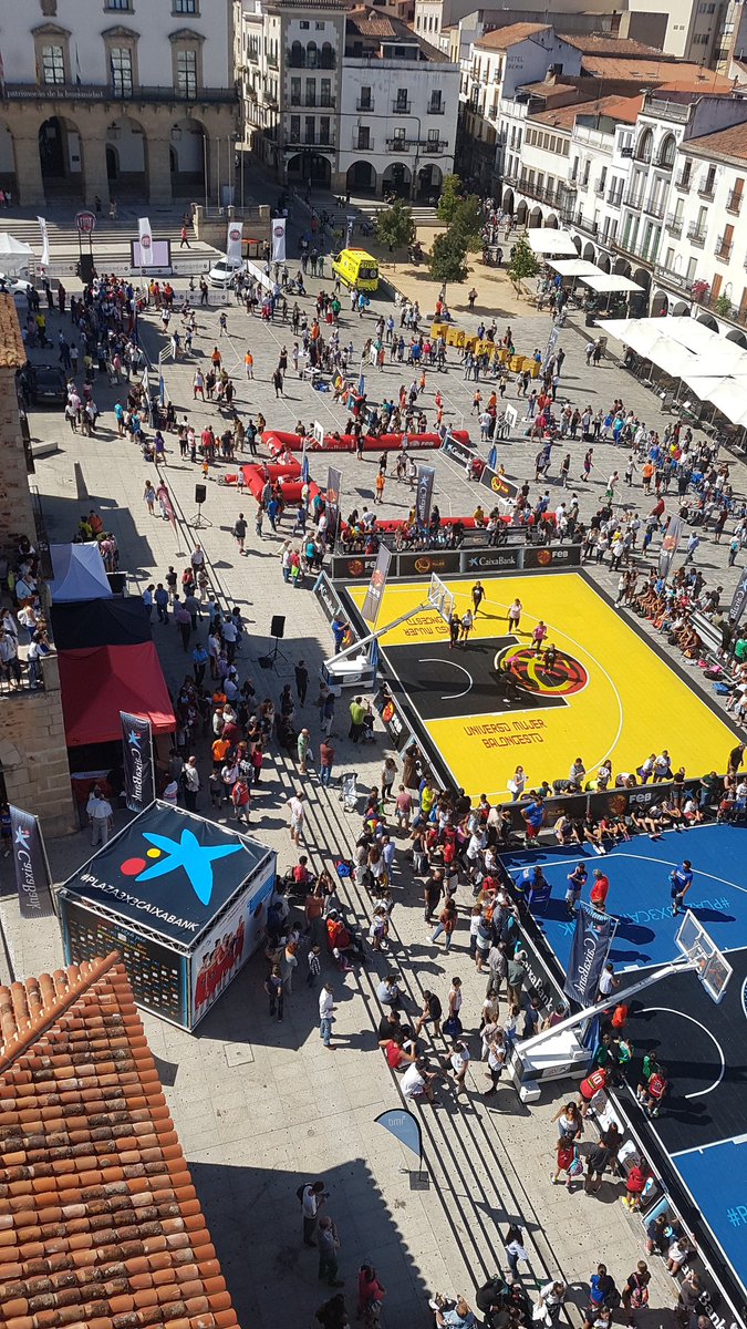 Impresionante ambiente 3x3 Plaza <a href="/infoCaixa/">CaixaBank</a> @baloncestofeb <a href="/Ayto_Caceres/">Ayuntamiento Cáceres</a> <a href="/FExB/">Federación Extremeña de Baloncesto</a>