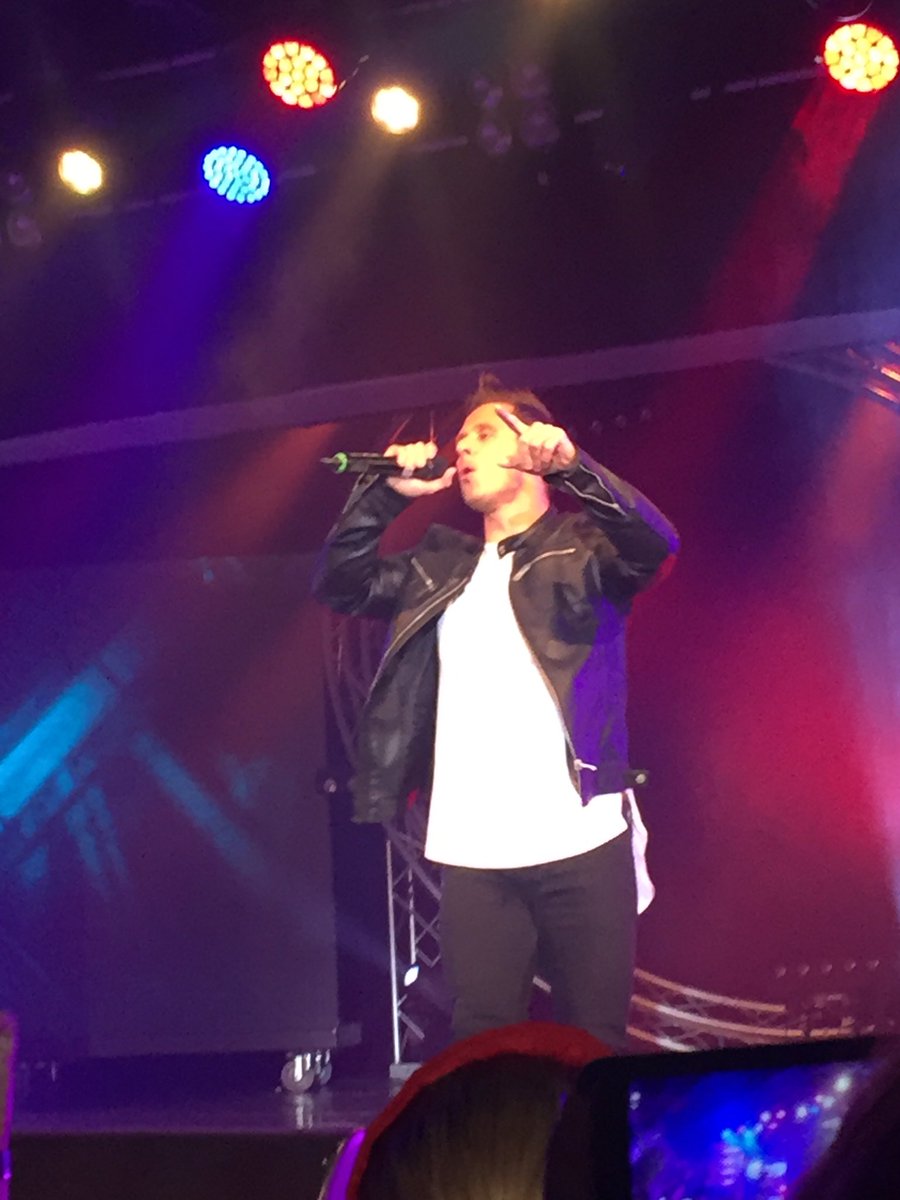 Tink2710's tweet photo. Great night watching 5ive #bognor @RitchieNeville https://t.co/EsfA9YIeni