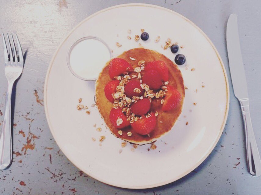 Hello Saturday!!! Time for pancakes, strawberries, granola and natural yogurt! #familytime #3hreekings