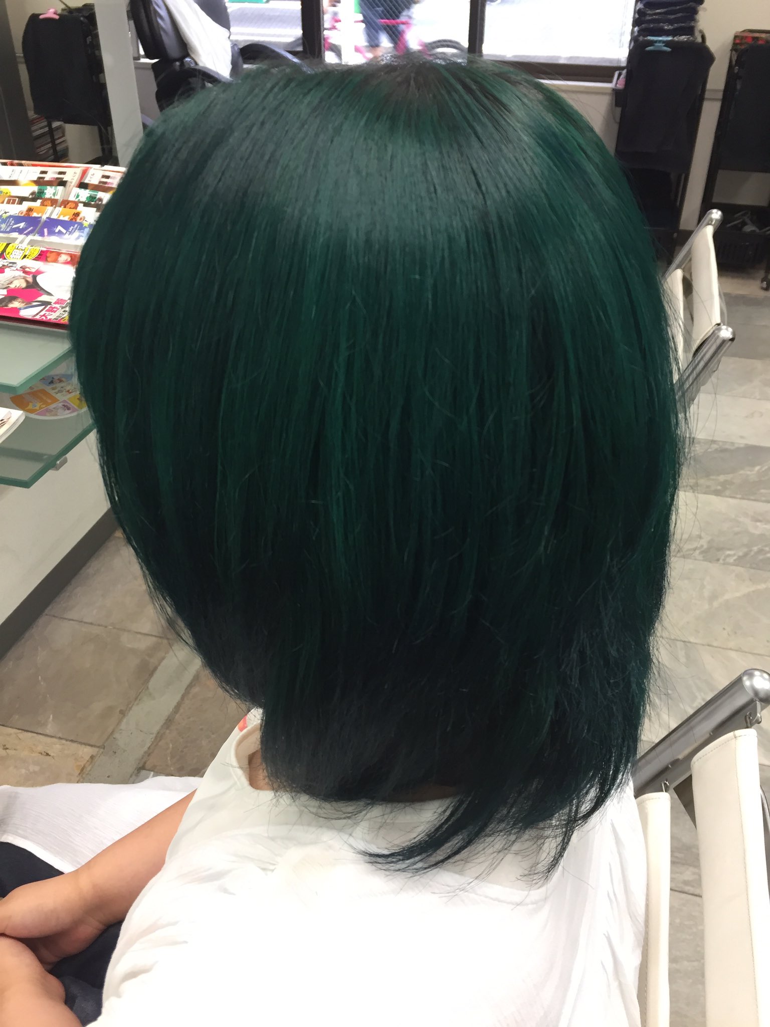 ストロベリーロックス 赤羽カラー専門店 本日のヘアカラー 暗めの濃い色のオーダーでも最低限のブリーチは必要だったりします ご予約前に画像でのやり取りから相談して施術内容と見積もり 所要時間を確認して下さい ダークグリーンとセクションで