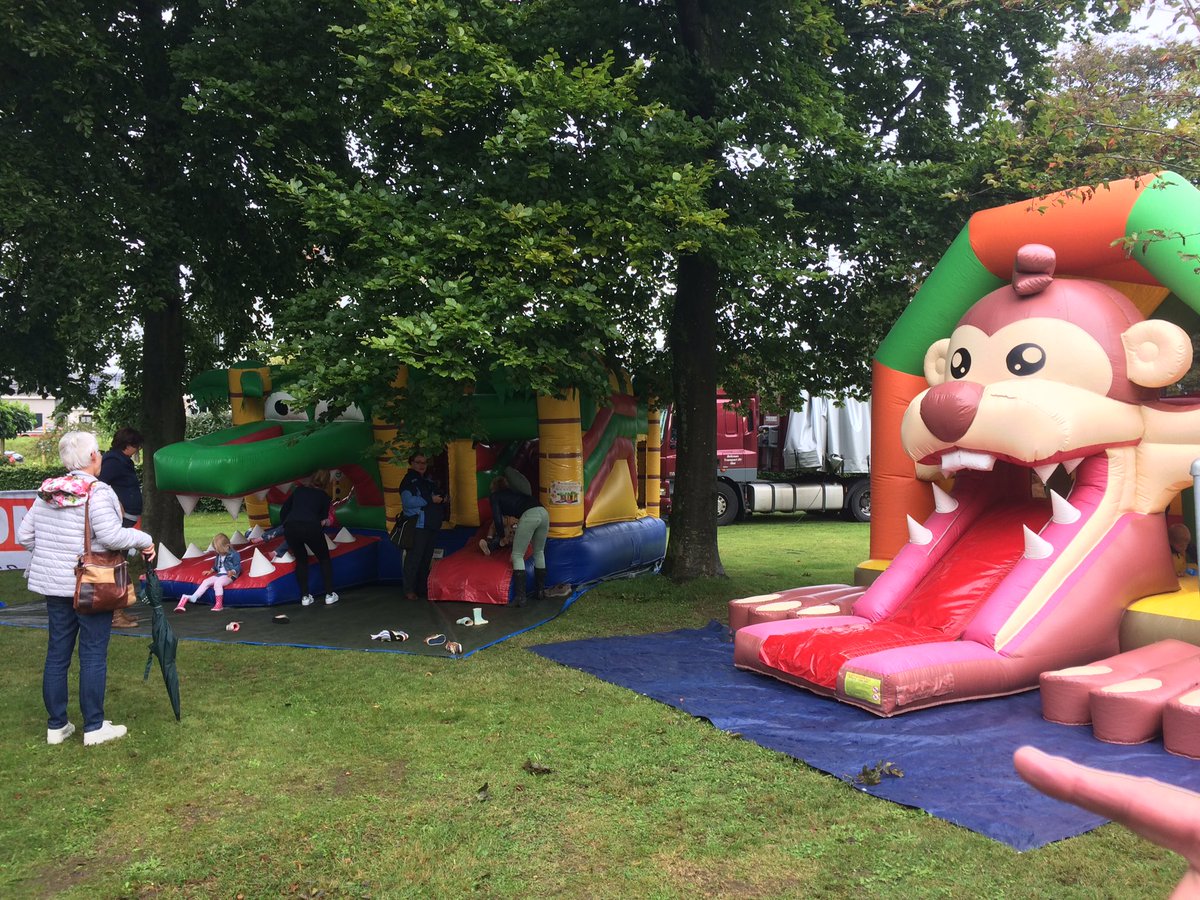 Ondanks wat regenachtig weer zit de stemming er an goed in! #jaarmarktolst