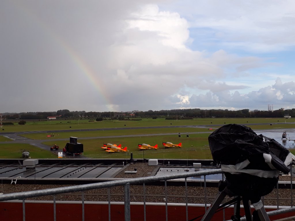Er gloort wat aan de horizon. Maar ook zonder zon is er op de grond veel te zien #HSM2017 <a href="/DHAirport/">Den Helder Airport</a> heldairshowmaritiem.nl/airshow/