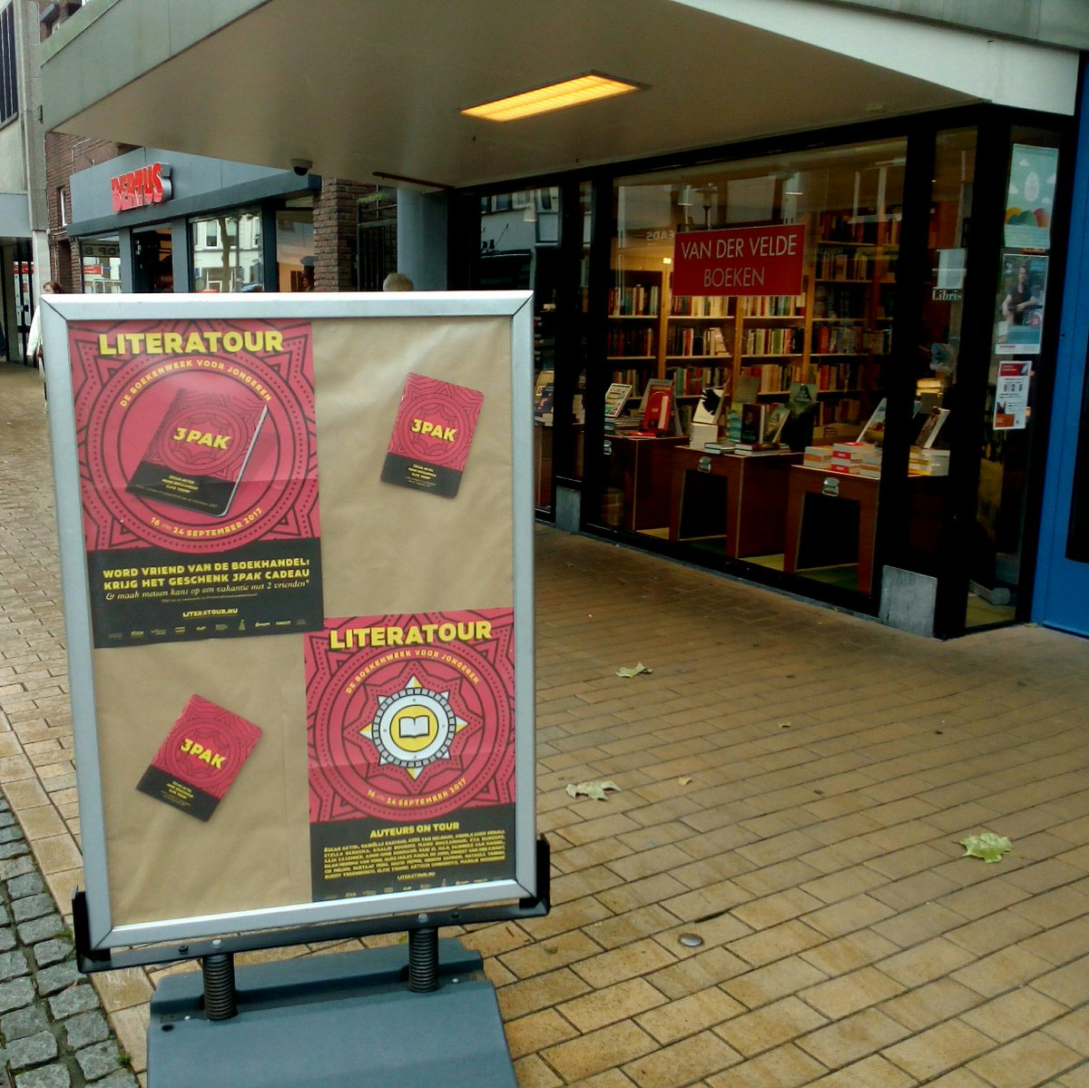 VDVelde_Assen's tweet image. Yes de @Literatour_NL is begonnen! De Boekenweek voor Jongeren!  Haast je naar onze winkel en kom je eigen #3pak halen!  #youngadult @cpnb