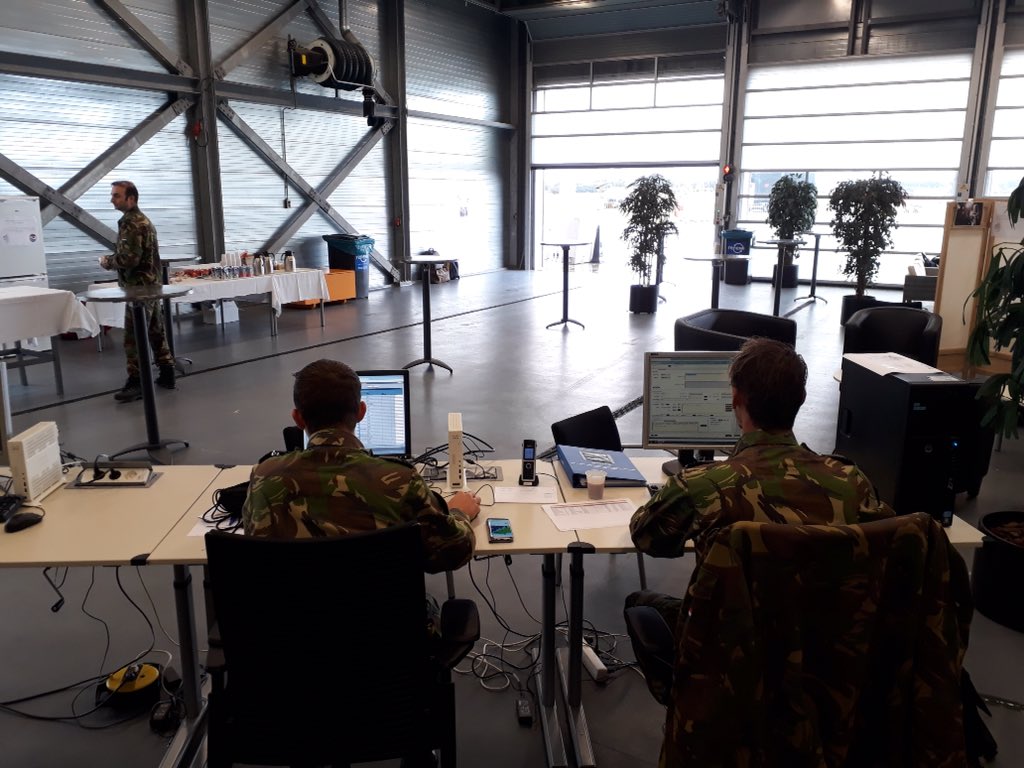 Nu nog relatief rustig in de 'air crew area', tijdens de airshow gonst het hier van bedrijvigheid #flightcrews  #HSM2017 <a href="/DHAirport/">Den Helder Airport</a>
