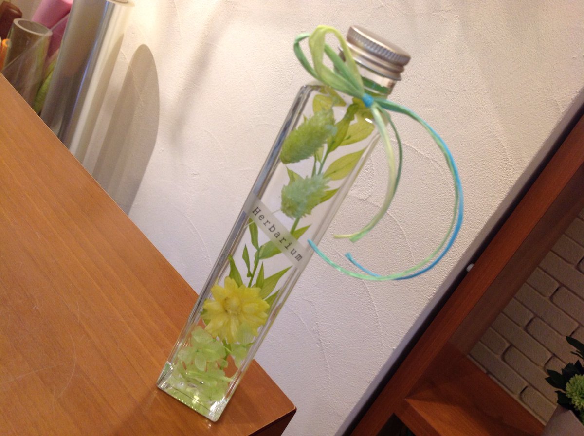 floristsonia's tweet photo. 教室の方が作られたハーバリウム
素敵です💕

今日は残念ながら雨でしたが
お天気の良い日にはもっと綺麗に見えます🌿 https://t.co/NHmznwYk0W