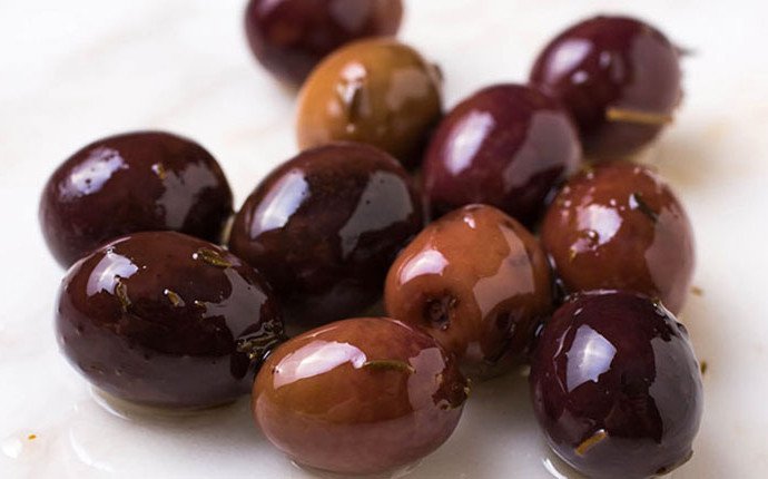 Piccole, di colore violaceo, ottime da tavola, sono le #olivetaggiasche: saporie.com/it-it/olive-ta… #GrandeViaggioInsieme