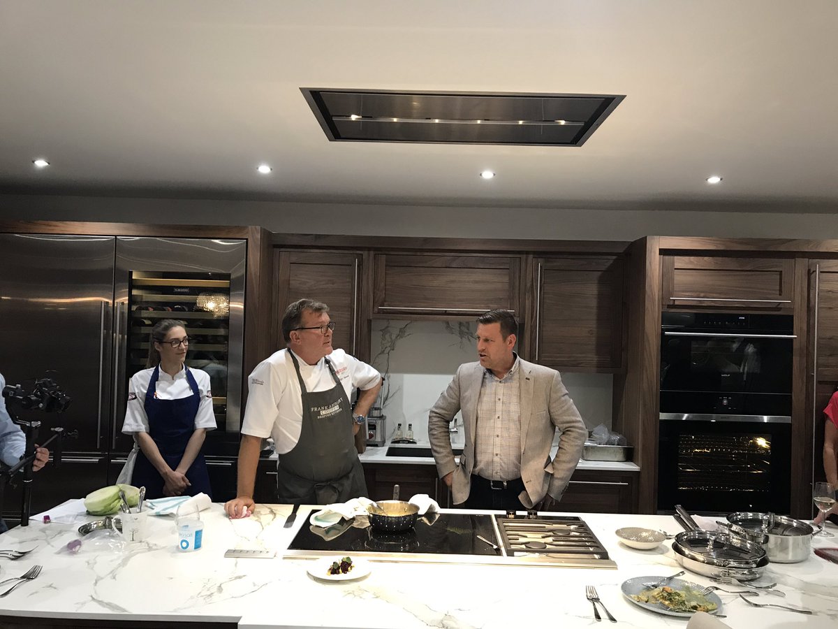 Our host Scott Cooper @Kitchens_FrankA thanking chef @NigelHaworth for a great demonstration last night