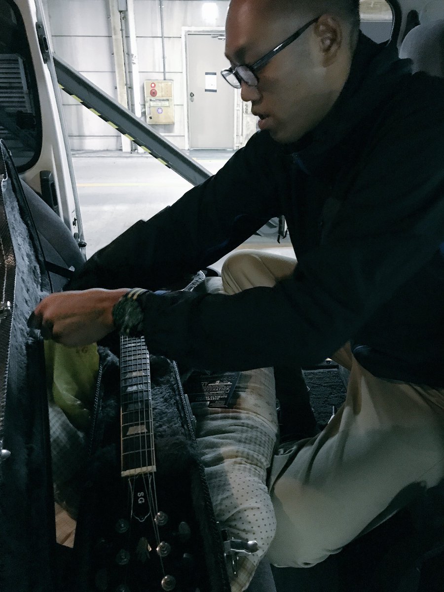 stag_alohas's tweet photo. ツアーファイナル前にけんちゃんのSGを勝手にリペアナウ！！！！
けんちゃん明日は火を吹くぜ！！

#gateofmom #コジマ https://t.co/Hj2qCeQARn