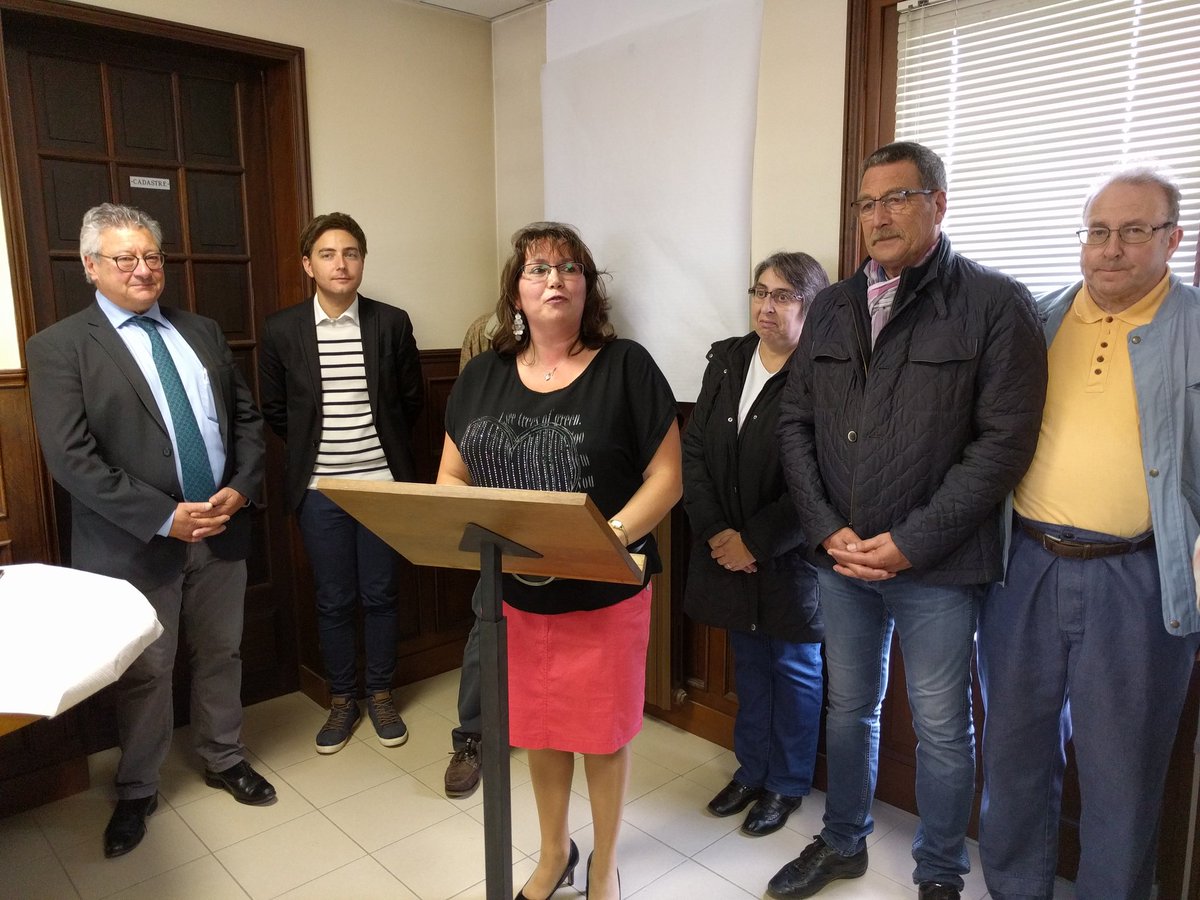 TeddyVaury's tweet photo. #Mespuits #Essonne @SabineFurman maire inaugure le blason de la commune en présence de très nombreux habitants https://t.co/ehvXcZEg3p