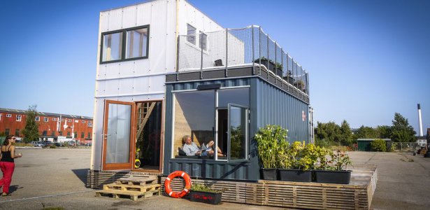 Maison conteneur dans un village étudiant à #Copenhague #Danemark bit.ly/2f2u8ZJ <a href="/construire_tend/">Construire Tendance</a> #CopenhagenContainer #architecte