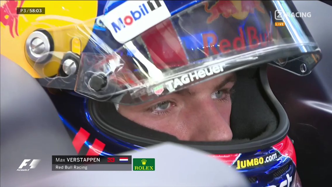 BUSHOK's tweet photo. Helm #MaxVerstappen nu in hoogglans ipv mat vanwege avondrace #SingaporeGP #F1 #Arai https://t.co/GJPT5BkyIg