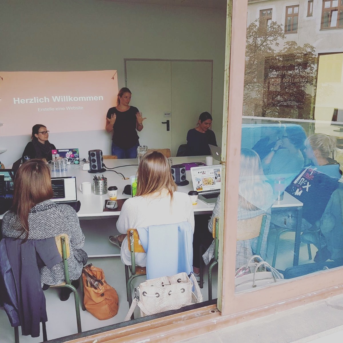 Girls n' Code (@girlsncode) on Twitter photo Hallo aus unserem Workshop "Erstelle eine Website" im <a href="/CoSpace_Vienna/">CoSpace Vienna</a> mit unserer fantastischen Trainerin @eva_trostlos #doithere #coding Hallo aus unserem Workshop "Erstelle eine Website" im <a href="/CoSpace_Vienna/">CoSpace Vienna</a> mit unserer fantastischen Trainerin @eva_trostlos #doithere #coding