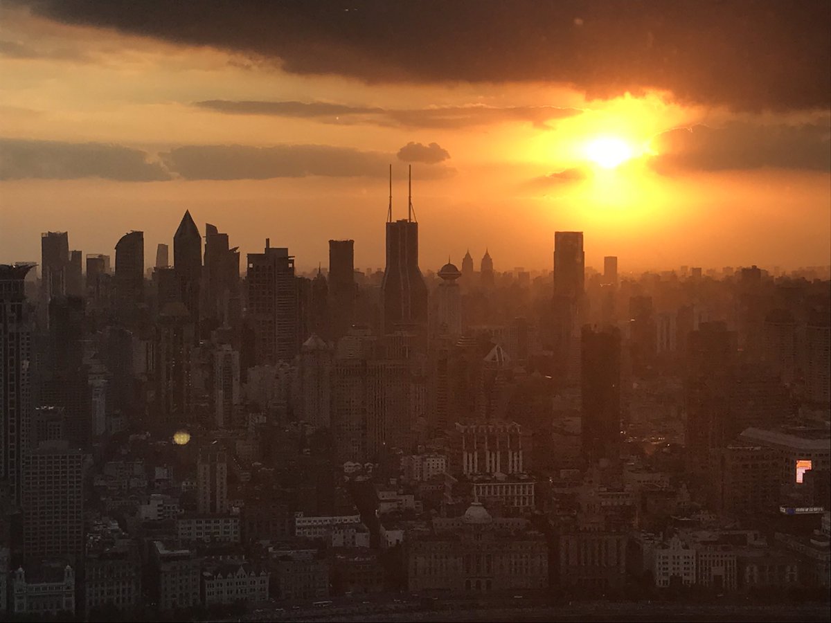 TheBestTripEver's tweet photo. Sunset in Shanghai. #ritzcarlton #Ritz撮影会 #virtuso https://t.co/BvXnwtDhxK
