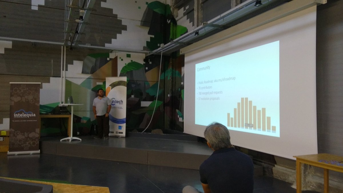 DevsDNA's tweet image. Nuestro compañero @cianitwiter hablando de #XamarinForms en #XamarinDevDays Tenerife