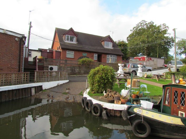 Live music from the highly entertaining Over The Hill Band - miss it, miss out! See you this evening! #Solihull #Earlswood #LiveMusic