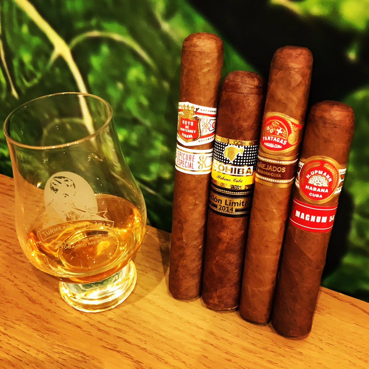 A tough choice trying to choose which cigar to pair with this dram 🤔