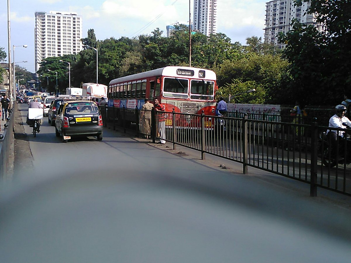 Best bus breakdown on elphiston bridge. Towards pranhadevi jam. Huge traffic. @RidlrMUM @Mumbaikhabar9 @mumbaitraffic @eSakalUpdate
