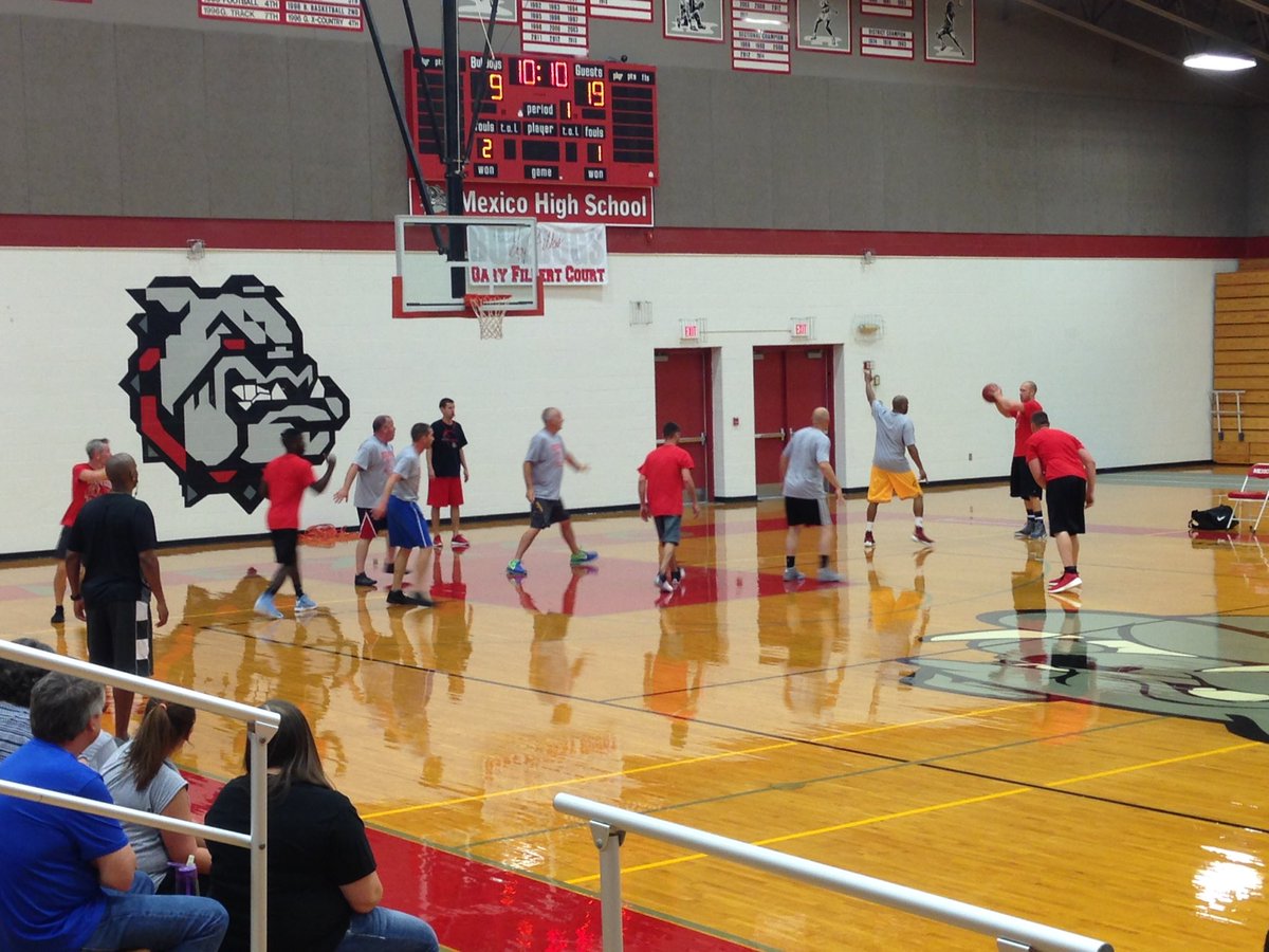 MexicoHSChoir's tweet photo. @MexicoMoHS alumni basketball game # 2. '90s vs. '00s. Lots of fight still in these Bulldogs. πΎππͺπΌ#BulldogTough #OnceUponAHoco2017 https://t.co/GDg7Zg4c7N