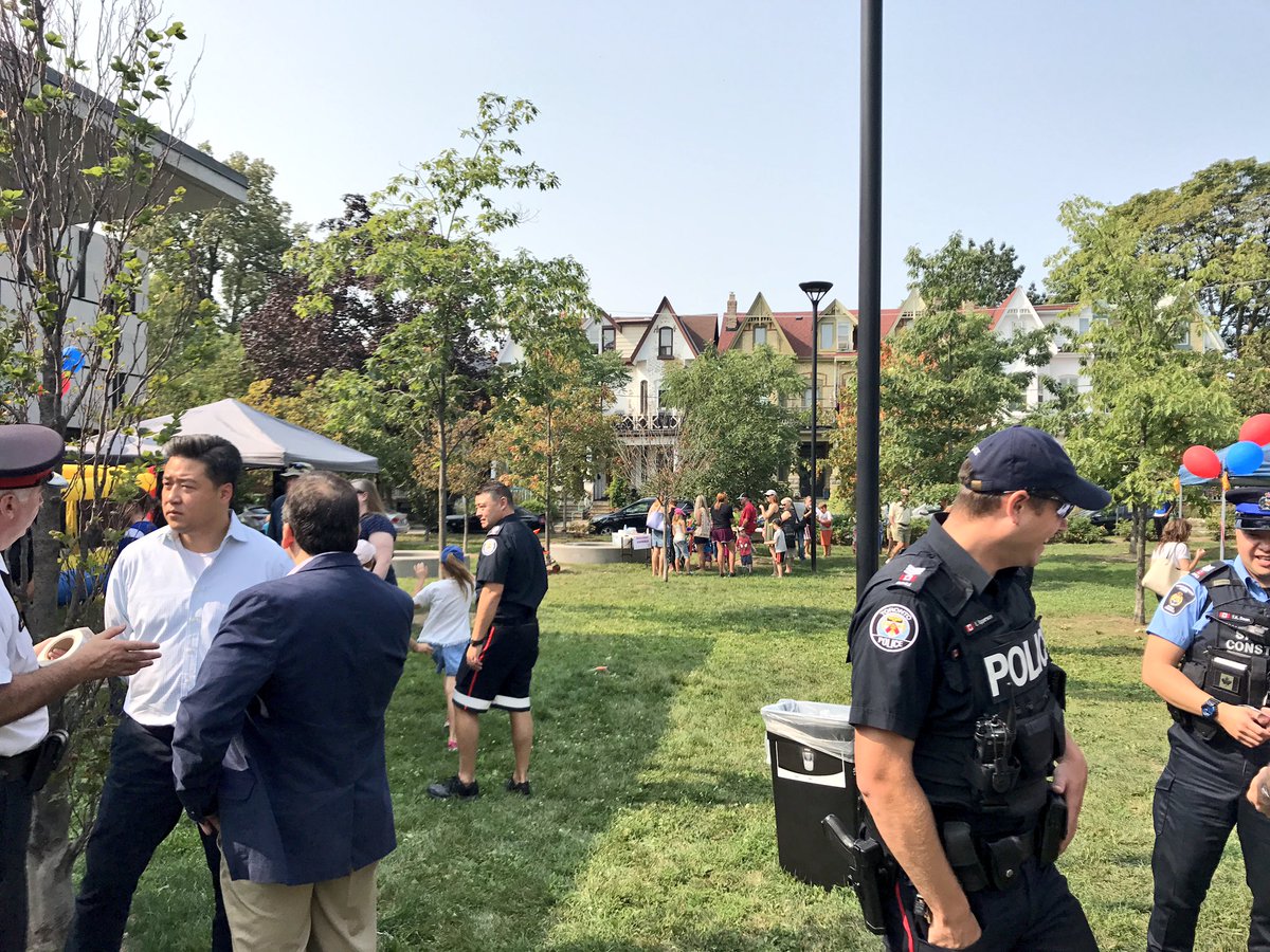 handongontario's tweet photo. Enjoying some sun and great company at today's 14 Division open house &amp; BBQ! #Open14 #Toronto @TPS14Div https://t.co/lScT3oPj3C