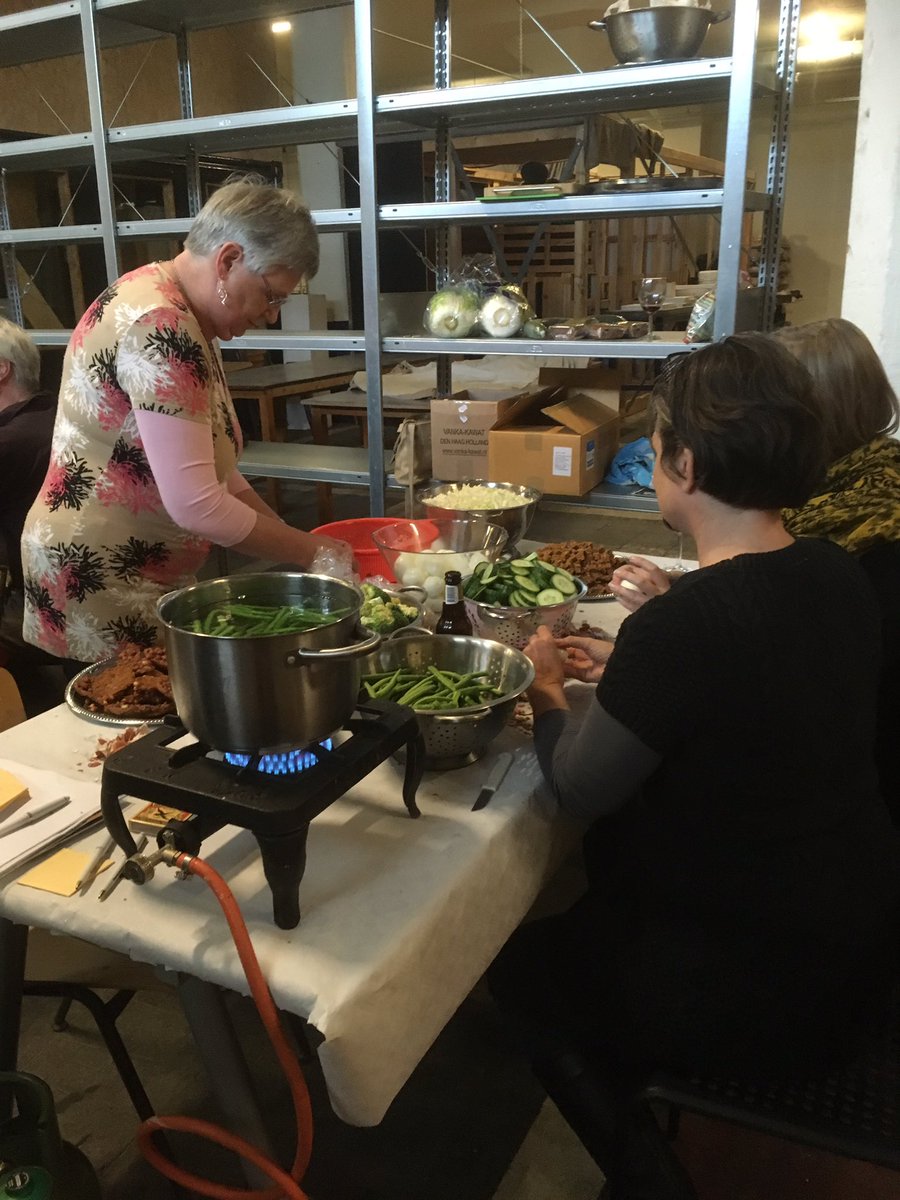 timmietovenaar's tweet photo. Zes kookplekken, tig Delfshavense initiatiefnemers en 'n hoop gesprekken a/d keukentafel: #InitiatiefrijkDelfshaven  https://t.co/96dpR6U5ht https://t.co/lABkY5EhAq