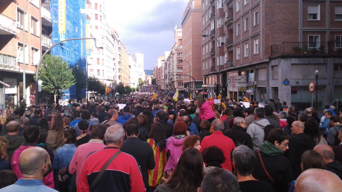 MikelArreseigor's tweet photo. Milaka pertsona erabakitze eskubidearen alde Bilbon! Kataluinarekin bat! #demokrazia #referendumCAT #Votarem https://t.co/TW4dcZWTtd