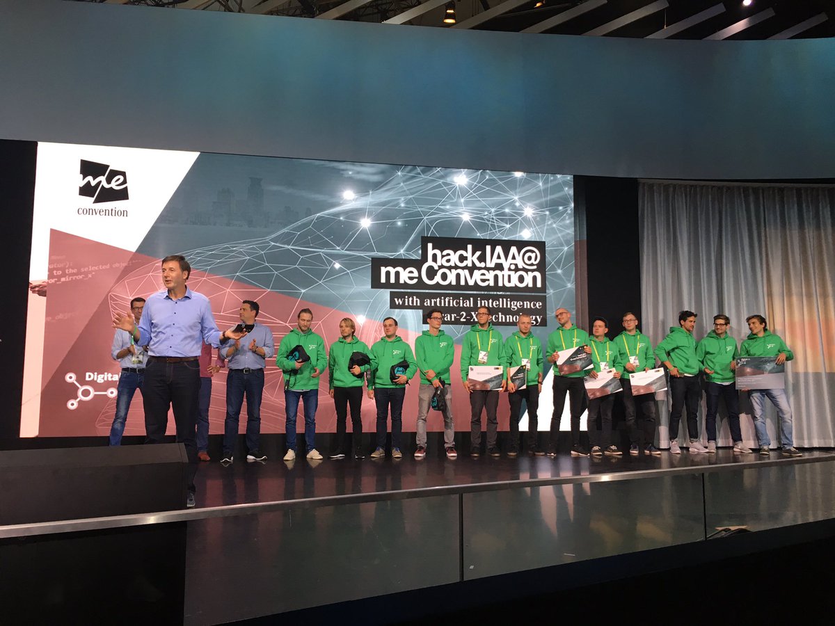 lukizzl's tweet photo. Amazing results after 24h coding: #pitches of the 3 finalist teams of our @DigitalLife_DAI #HackIAA moderated by @GuyKawasaki #CreateTheNew https://t.co/jcIT336bUU