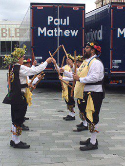 Stick fight! <a href="/HarthillMorris/">Harthill Morris</a> Tudor Square Sheffield. #sheffieldissuper #morrisdancing #round2thisafternoon 🎩🍻🎻🎼🥁