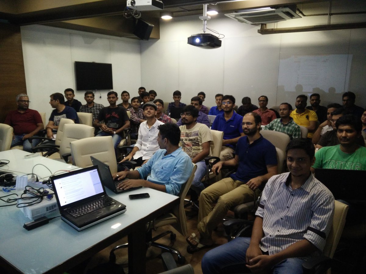 mehtadhaval07's tweet image. A #fullhouse at @JavaMeetup today... 
#AhmedabadJavaMeetup