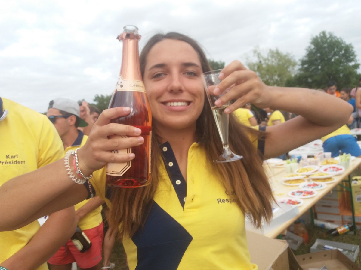 taep_je's tweet photo. L'équipe #TAEP, toujours au top pour vous servir les meilleurs apéros! #WEI2017 #jaunepoussin https://t.co/YIU5toEfKS