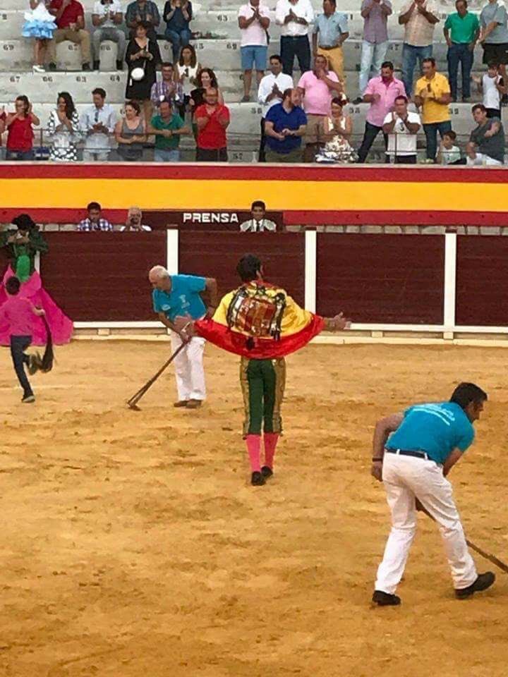 Padilla la lía: luce una bandera franquista en su faena en Villacarrillo DJ2ETdHXkAA5f5R