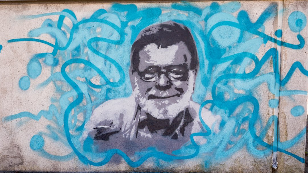 En hyldest til Frank Aarebrot av ukjent kunstner (foto: Marie Skarpaas Karlsen) Les mer på BA: ba.no/nyheter/gateku…