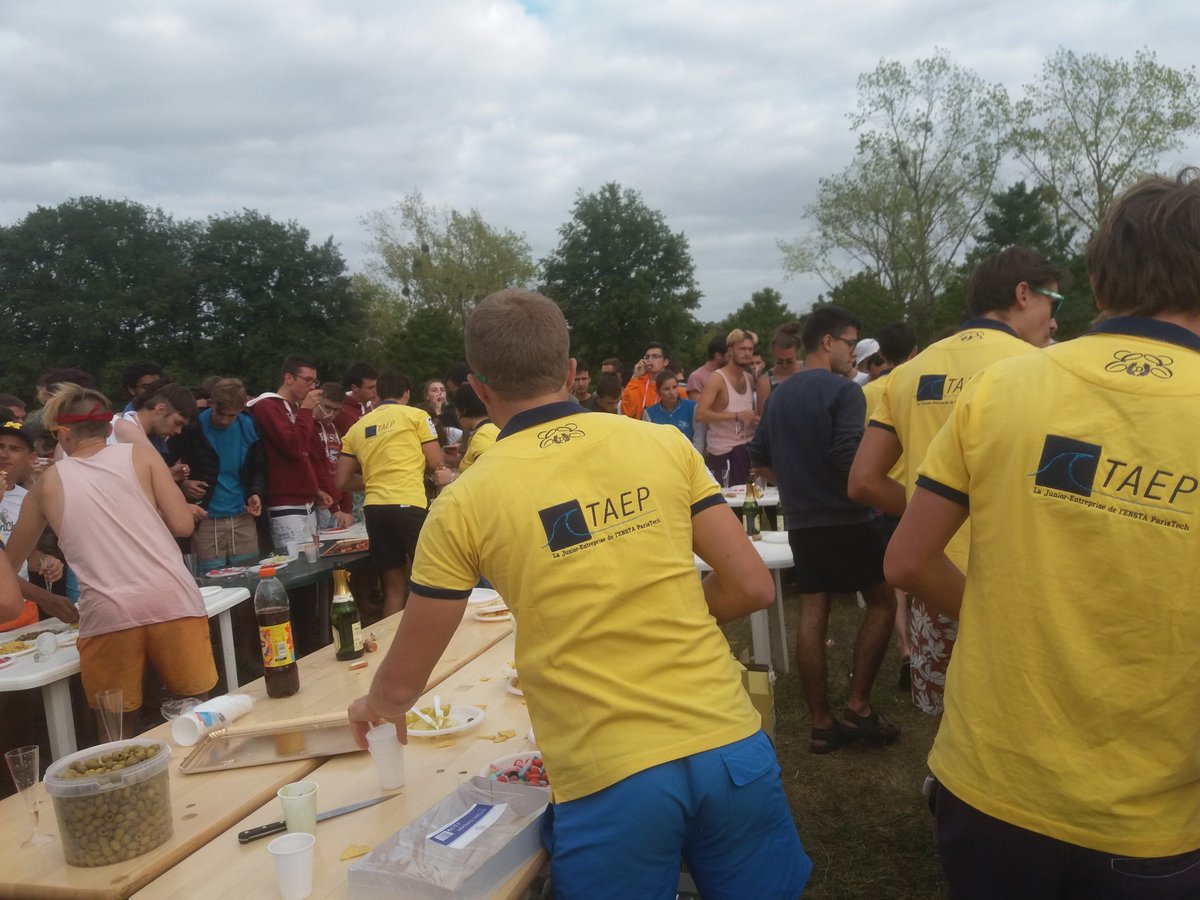 taep_je's tweet photo. L'équipe #TAEP, toujours au top pour vous servir les meilleurs apéros! #WEI2017 #jaunepoussin https://t.co/YIU5toEfKS