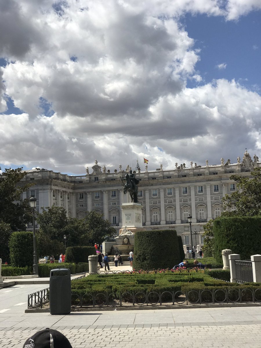 andreacarucci's tweet photo. Disfrutando del mejor aperitivo al sol en la gran #plazadeoriente en @lalonjadelmar #MADRID después de comprar en el @mercagroeco #agastrob https://t.co/31xv2AuUuj