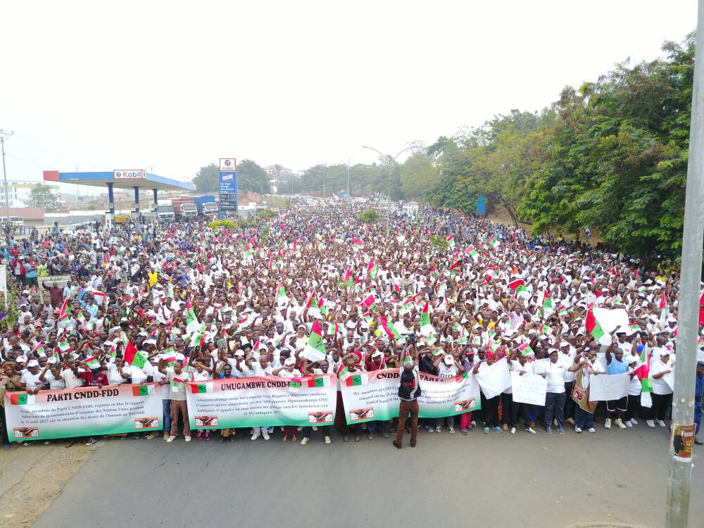 NtihaboseO's tweet photo. Pendant ce temps ils manifestaient contre l'agression de #UE via les rapports mensongers des experts de @UN
#LetsTalkBurundi
#HRC3
#Burundi https://t.co/1ND7qs1Y6N