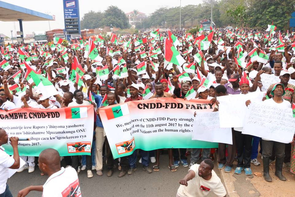 NtihaboseO's tweet photo. Pendant ce temps ils manifestaient contre l'agression de #UE via les rapports mensongers des experts de @UN
#LetsTalkBurundi
#HRC3
#Burundi https://t.co/1ND7qs1Y6N