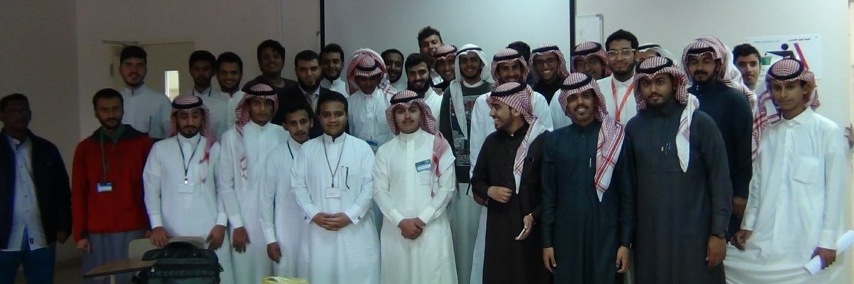 صورة جماعية لأعضاء الفرع بجامعة الطائف و البالغ عددهم 80 عضواً بحضور رئيس الفرع م. عاصم بلخطب و نائب الرئيس م. فيصل القحطاني