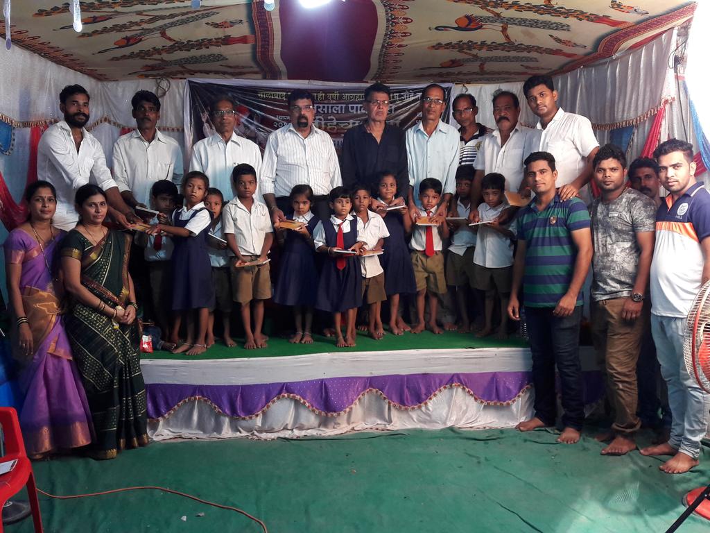 PeraviDeva's tweet image. पेण तालुक्यातील जोहेचा राजा प्रतिष्ठानने वह्या वाटप प्रसंगी प्राथमिक शाळेचे 2 व न्यू इंग्लिश स्कुलचे 2 असे एकूण 4 विद्यार्थ्याना दत्तक घेतले