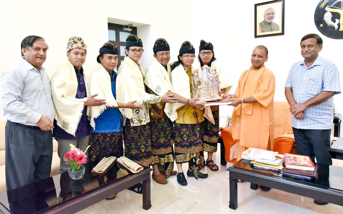 "श्री योगी महामना" जी ने आज अपने आवास पर इंडोनेशिया के रामलीला के कलाकारों को भेंट अर्पण की।।

जय हिन्द।।