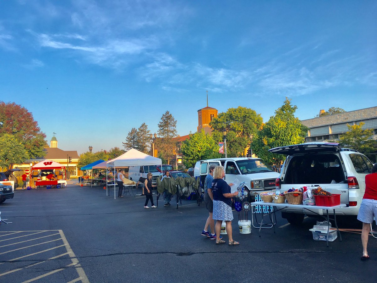 Setting up for the Whitefish Bay Farmers market- come visit me on this gorgeous day! #farmfresh #art #vendors #apples