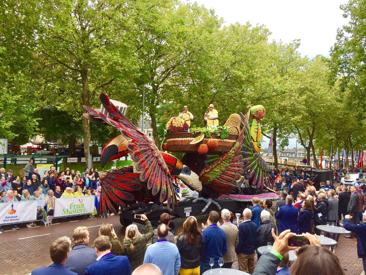 Het #Fruitcorso bruist! Wat een fruitfeest in de #Fruitdelta #Rivierenland. Genieten van het harde werk van honderden vrijwilligers!