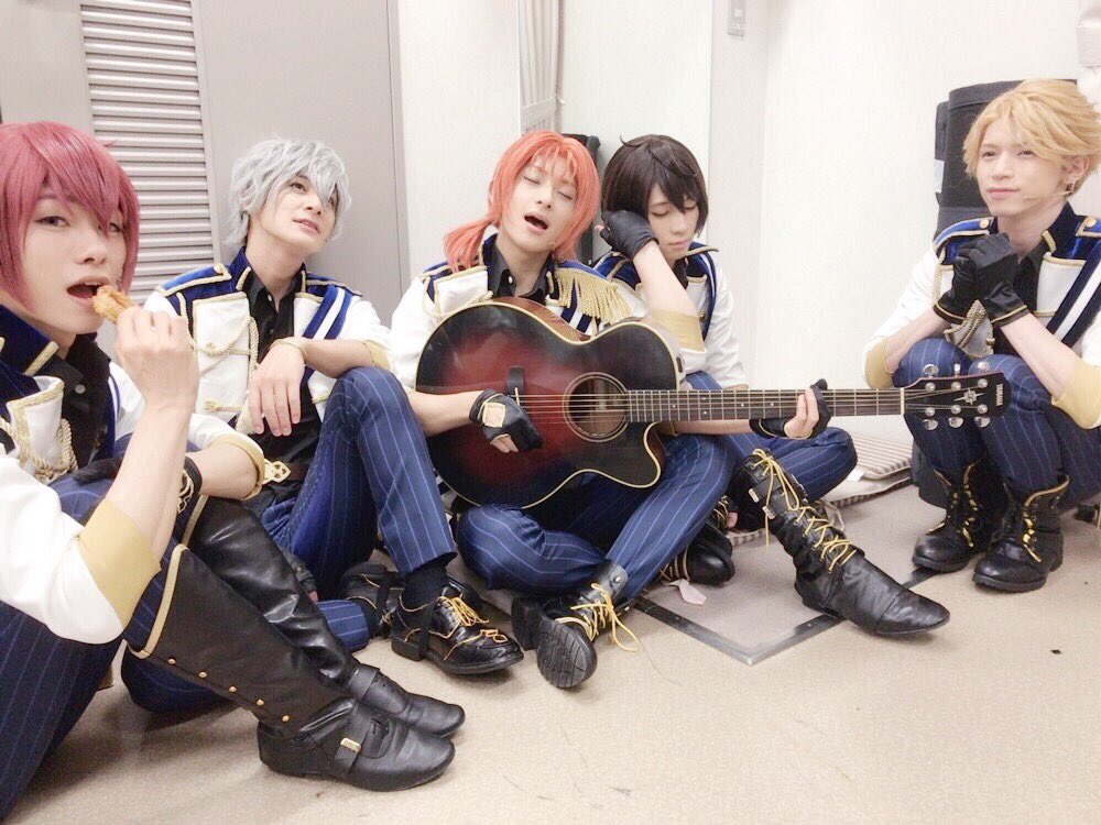 ara_mackey's tweet photo. ブログを更新しました。
「あんステ JoK九日目 」
https://t.co/1GQ5JPrZNo

眠れないじゃんうるさいなぁ…。
…でも、嫌じゃないかも…♪

…♪ https://t.co/kiDrJum5Ci