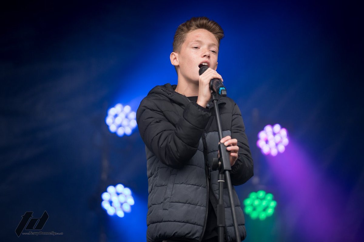 What a great voice! check out <a href="/lewisblissett1/">lewis 💍</a> who will be taking over the Kids Stage 3.30 #thevoicekids <a href="/PixieLott/">Pixie Lott</a> youtu.be/woYJzUyHfHU 🎤